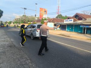 Polisi Bantu Pelajar Menyeberang: Bukti Nyata Polisi Hadir Melindungi Rakyat