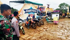 Polsek Padang Cermin Kawal Ketat Kejuaraan Grasstrack Bukit Cendana, Ratusan Penonton Puas Saksikan Adu Nyali Pembalap Lokal