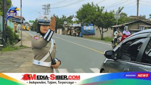 “Polwan Cantik Ini Bikin Macet Hilang di Depan Sekolah! Aksi Ramahnya Bikin Anak-anak Nyaman”