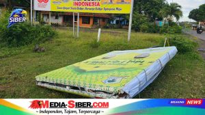 Diterpa Hujan Angin, Baliho Raksasa Golkar Pesawaran Tumbang di Halaman Kantor!