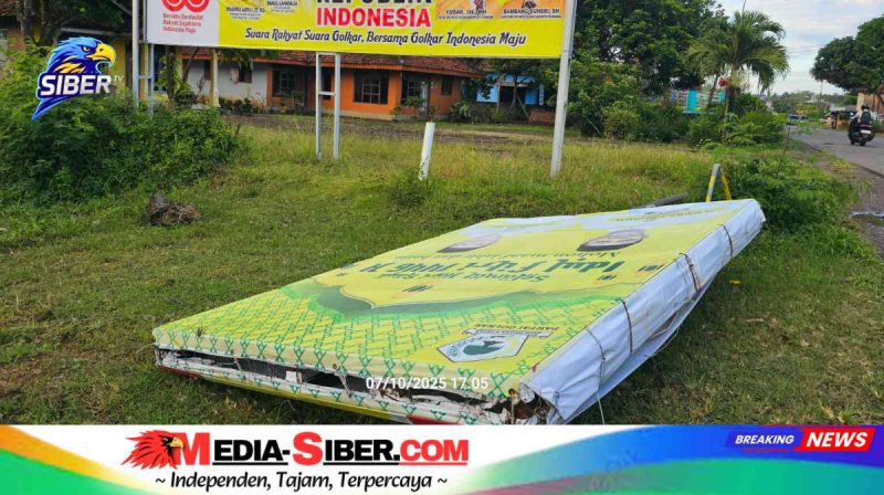 Diterpa Hujan Angin, Baliho Raksasa Golkar Pesawaran Tumbang di Halaman Kantor!